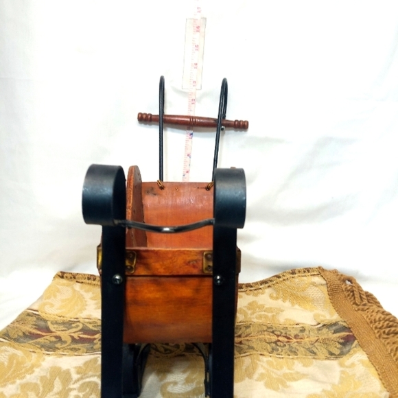 VINTAGE miniature sled with signed painting on the sides. - Picture 3 of 11